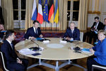 Президент Украины Владимир Зеленский, президент Франции Эммануэль Макрон, президент России Владимир Путин и канцлер Германии Ангела Меркель (слева направо) во время встречи в рамках саммита «нормандского формата» в Елисейском дворце, 9 декабря 2019 года