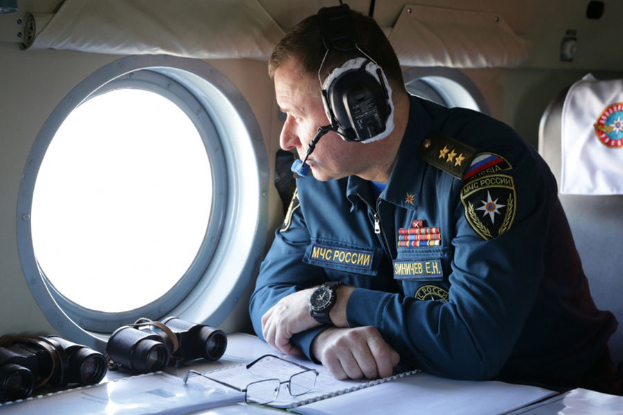 Глава МЧС Евгений Зиничев во время оценки обстановки на&nbsp;месте схода грунта на&nbsp;русло реки Бурея в&nbsp;Хабаровском крае, 2019&nbsp;год
