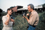 <b>«Мосты округа Мэдисон» (1995)</b>
<br><br>
Не самый типичный для Иствуда проект — образцовая мелодрама, главную женскую роль в которой исполнила великая Мэрил Стрип. Разбирая архив умершей матери Франчески, брат и сестра Майкл и Кэролин обнаруживают, что много лет назад у нее случился страстный роман длиной в четыре дня — пока дети с отцом были в отъезде. Любовником женщины, роль которой исполнила Стрип, стал фотограф, проезжавший мимо их дома, — он снимал крытые мосты округа Мэдисон, а она вызвалась их показать. Лента до сих пор считается одной из главных киноисторий любви.
