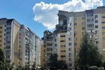 Сотрудники МЧС РФ и местные жители на месте взрыва бытового газа в подъезде 10-этажного жилого дома в Саратове, 25 июля 2025 года