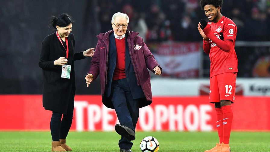 Алексей Парамонов открывает матч 22-го тура чемпионата России по футболу среди клубов Премьер-лиги между командами ФК «Спартак» (Москва) и ФК «СКА-Хабаровск», март 2018 года