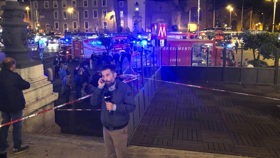У станции метро в центре Рима, где при обрушения эскалатора пострадали российские болельщики, 23 октября 2018 года