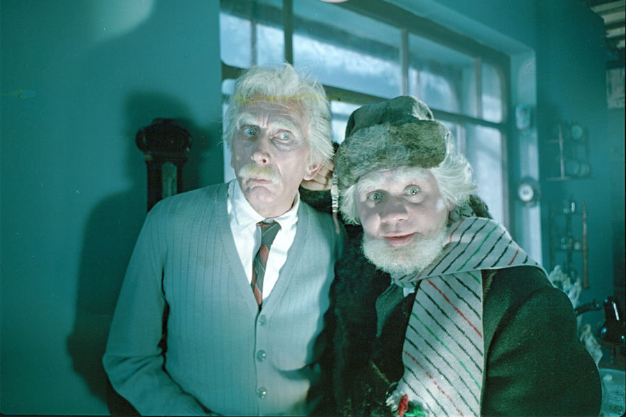 <b>&laquo;Снежная сказка&raquo; (1959, реж. А. Сахаров, Э. Шенгелая)</b>
<br><br>
После окончания студии в&nbsp;1947 году Леонова приняли в&nbsp;Московский театр Дзержинского района. Через&nbsp;год он перешел в&nbsp;Московский драматический театр им. К.С. Станиславского, где спустя несколько лет сыграл одну из&nbsp;знаковых ролей своей жизни ---Лариосика в&nbsp;спектакле «Дни Турбиных».
<br><br>
В&nbsp;кино Леонов начал сниматься в&nbsp;конце 1940-х годов. Вначале это были эпизоды, небольшие роли или съемки в&nbsp;короткометражках.
<br><br>
«В кино я снимался первое время, скажу тебе честно, из&nbsp;любопытства, все эпизоды, эпизоды, маленький кусочек мелькнет, и на&nbsp;экране всего-то четыре секунды: пожарник, официант, массовка или какие-то маленькие эпизодики». (Евгений Леонов, «Письма сыну»)
<br><br>
В&nbsp;1959 году он исполнил роль Старого Года в&nbsp;картине «Снежная сказка». Картину должны были демонстрировать на&nbsp;фестивале детских фильмов в&nbsp;Каннах, но цензура увидела в&nbsp;персонаже Леонова намек на&nbsp;Никиту Хрущева. Картине дали четвертую прокатную категорию, что было практически равнозначно значению «положить на&nbsp;полку», и в&nbsp;Канны не пустили.

