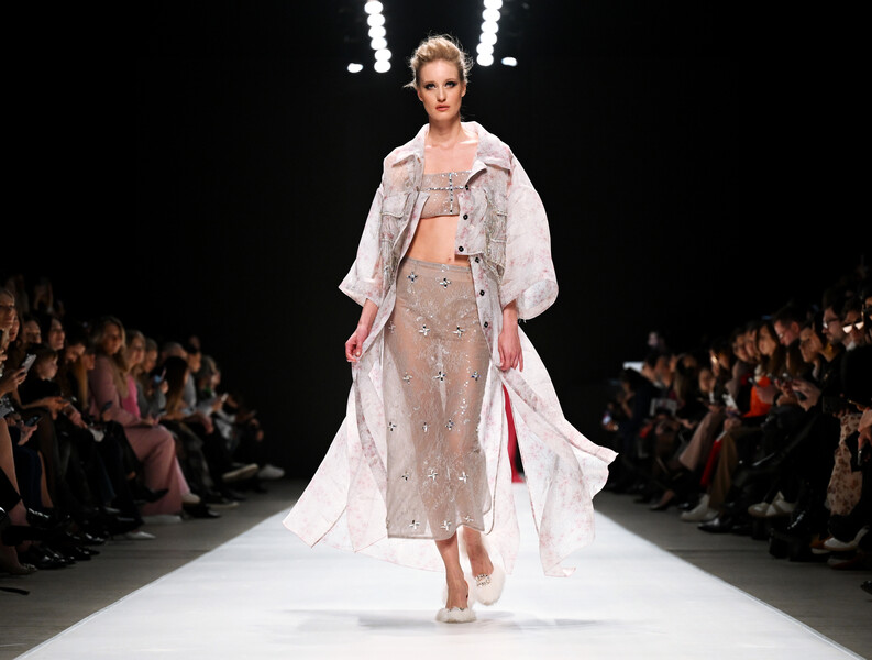 Модель демонстрирует одежду из коллекции MaisonESVE в рамках Московской недели моды в Центральном выставочном зале «Манеж», 4 марта 2024 года