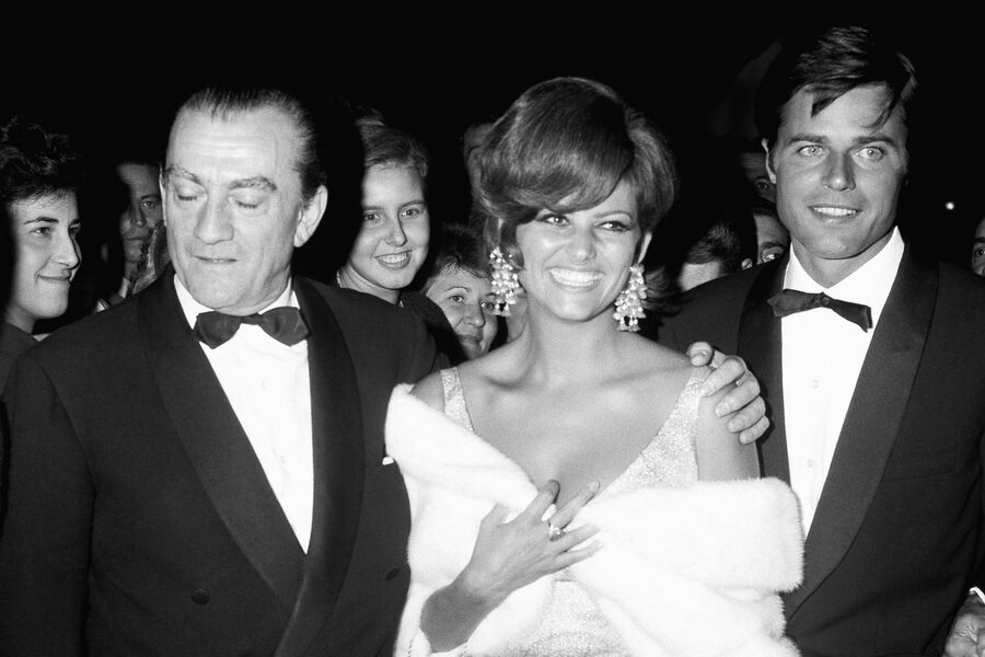 Итальянская актриса Клаудия Кардинале и французский актер Жан Сорель (слева направо) во Дворце кино на&nbsp;Венецианском Лидо, 6&nbsp;сентября 1965 