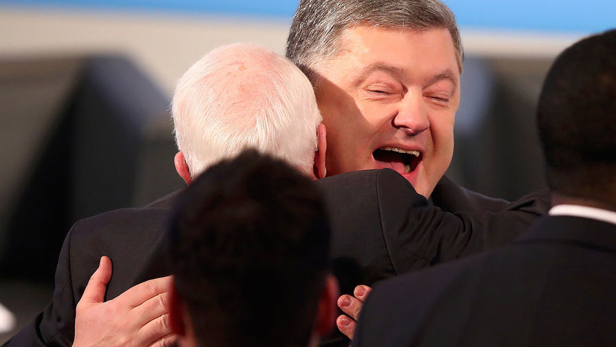Петр Порошенко обнимает сенатора США от штата Аризона Джона Маккейна в&nbsp;ходе визита на&nbsp;Мюнхенскую конференцию