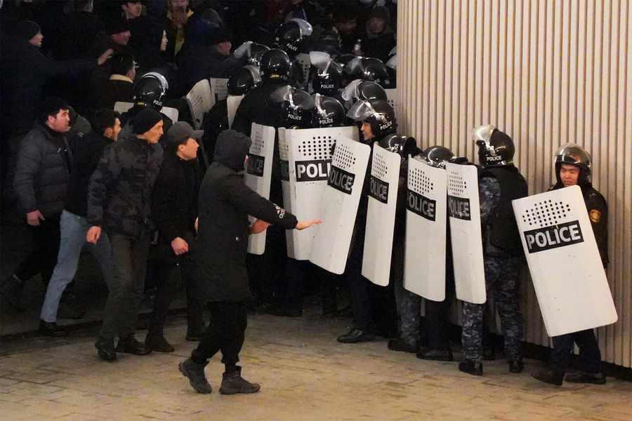 Столкновения протестующих и полицейских на&nbsp;акции протеста, Алматы, Казахстан, 5&nbsp;января 2022&nbsp;года