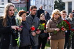 Люди возлагают цветы в память о погибших в теракте в подмосковном «Крокус Сити Холле» в Сочи, 23 марта 2024 года