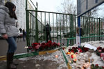 Цветы и фотография убитого учителя у московской школы №263 в Отрадном