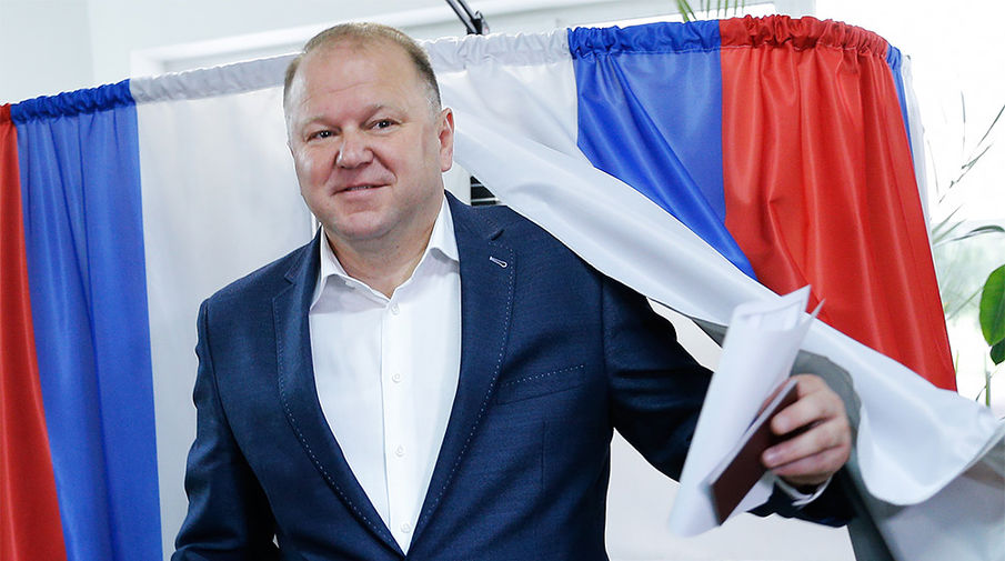 Врио губернатора Калининградской области Николай Цуканов голосует на избирательном участке №213 на выборах губернатора Калининградской области в Единый день голосования