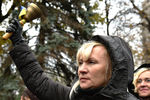 Участники митинга против высоких тарифов и за повышение зарплат педагогам у здания Верховной рады в Киеве