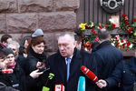 Сенатор Вадим Тюльпанов во время возложения цветов у станции метро «Технологический институт» на следующий день после теракта в метро, 4 апреля 2017 года