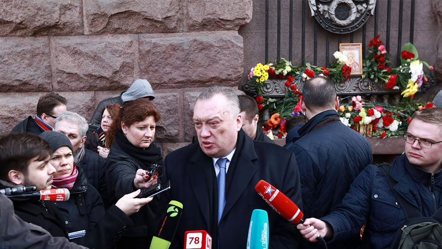 Сенатор Вадим Тюльпанов во время возложения цветов у&nbsp;станции метро &laquo;Технологический институт&raquo; на&nbsp;следующий день после теракта в&nbsp;метро, 4&nbsp;апреля 2017&nbsp;года