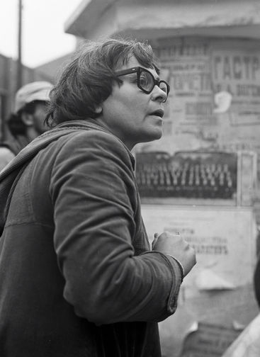 1988 год. Режиссер Кира Муратова на съемках фильма «Среди серых камней» по роману В. Г. Короленко «Дети подземелья»