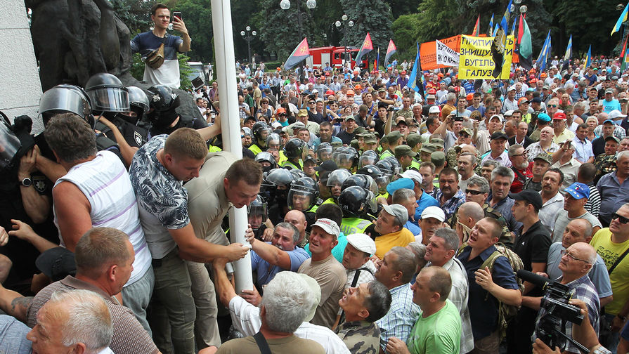 Столкновения митингующих с полицией у здания Рады Украины в Киеве