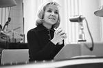Советская актриса театра и кино Надежда Румянцева ведет вечернюю передачу на радиостанции «Юность», 1964 год