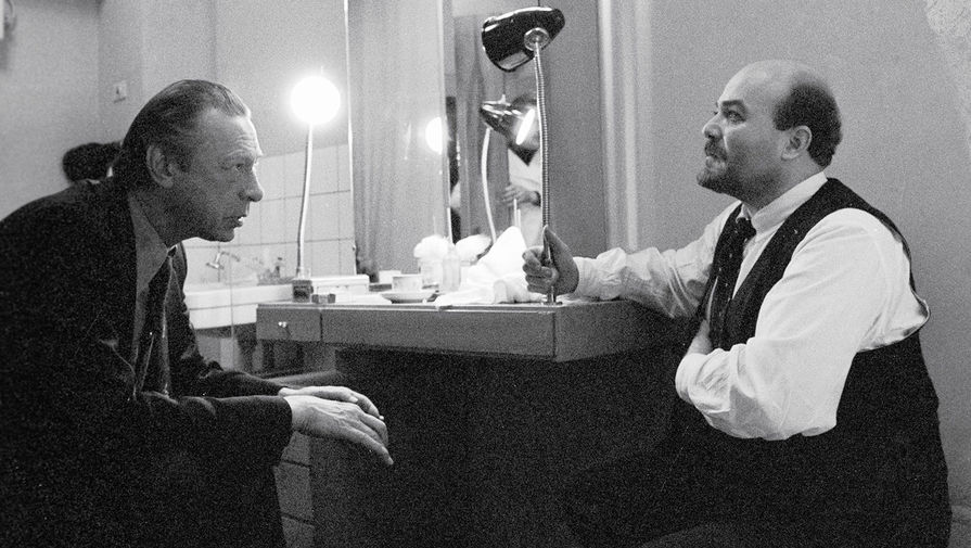 Олег Ефремов и Александр Калягин в гримерной после спектакля «Так победим!», 1982 год