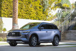 Дилеры уже начали принимать заказы на новое поколение Infiniti QX60. Кроссовер предлагается как с раздельными креслами второго ряда (шести местнастная версия), так и полноценным диваном в центральном ряду (семиместнная модификация). Автомобиль стал чуть короче и выше модели предыдущей генерации. Новый QX60 будет доступен только с атмосферным 3,5 литровым бензиновым V6 мощностью 283 лошадиных силы в сочетании с вариатором. В салонах «живые» машины появятся ближе к весне.