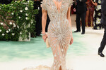 Дженнифер Лопес появилась на мероприятии в наряде Schiaparelli Haute Couture, расшитом серебристыми жемчужинами, стразами и 2,5 млн бусин из серебряной фольги. К слову, для нее это 14-й бал Met Gala.
