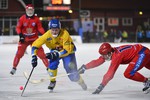 Полузащитник Йохан Эсплунд опережает игроков обороны сборной России