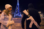  Жители города у&nbsp;новогодней елки в&nbsp;центре города