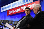 Певец, первый заместитель председателя комитета Государственной Думы России по культуре Иосиф Кобзон и президент Научно-исследовательского института неотложной детской хирургии и травматологии Леонид Рошаль после заседания инициативной группы по выдвижению Владимира Путина кандидатом на выборах президента России, 26 декабря 2017 года