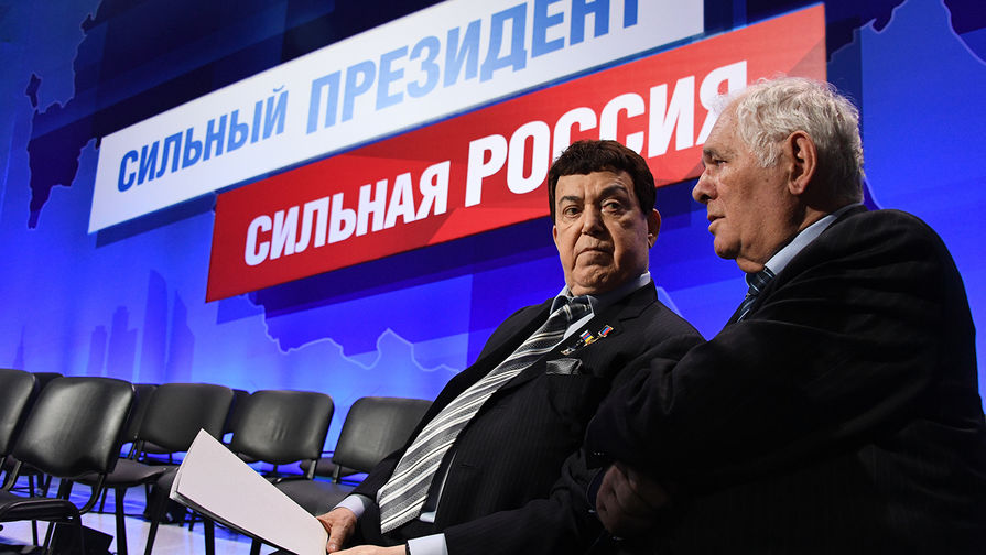 Певец, первый заместитель председателя комитета Государственной Думы России по&nbsp;культуре Иосиф Кобзон и президент Научно-исследовательского института неотложной детской хирургии и травматологии Леонид Рошаль после заседания инициативной группы по&nbsp;выдвижению Владимира Путина кандидатом на&nbsp;выборах президента России, 26&nbsp;декабря 2017&nbsp;года