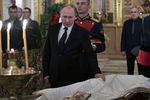 Президент РФ Владимир Путин присутствует на церемонии прощания с актером, кинорежиссером, сценаристом, продюсером, публицистом, политическим и общественным деятелем, депутатом Государственной Думы РФ, председателем комитета Госдумы по культуре Станиславом Говорухиным в Преображенской церкви храма Христа Спасителя, 16 июня 2018 года