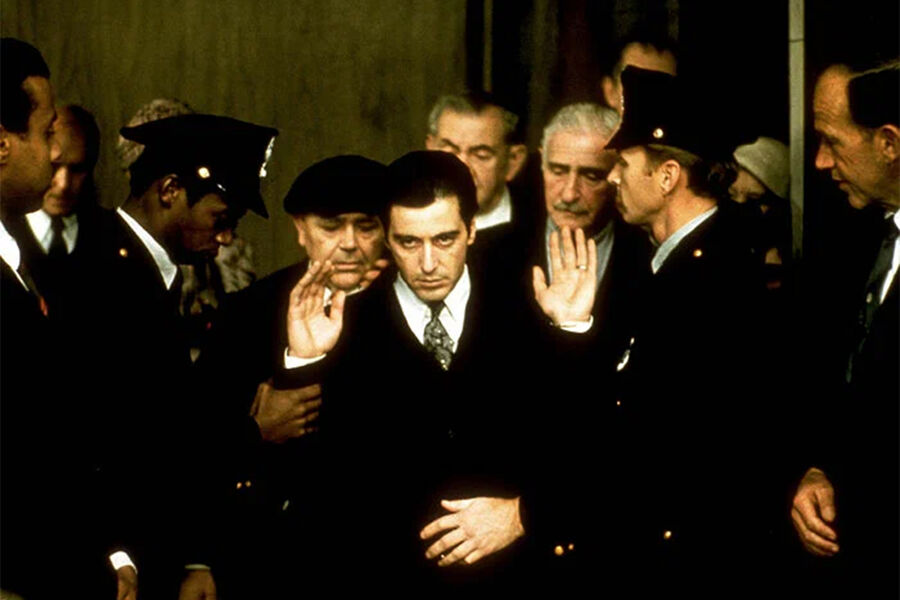 <b>&laquo;Крестный отец 2&raquo; (1974)</b>
<br><br>
Зрители ждали продолжения, и спустя два года вышла вторая часть саги, которая принесла режиссеру еще три &laquo;Оскара&raquo;. А вот презентованная в&nbsp;1990 году третья часть &laquo;Крестного отца&raquo; стала &ndash; по&nbsp;мнению профессиональных критиков &ndash; самым слабым фильмом трилогии и была &laquo;удостоена&raquo; лишь двух антипремий &laquo;Золотая малина&raquo; (обе за&nbsp;игру дочери режиссера Софии Копполы).
