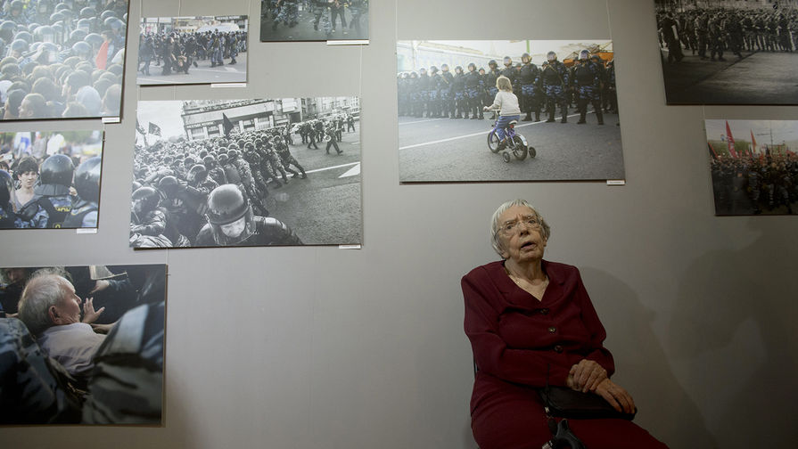 Глава Московской Хельсинкской группы Людмила Алексеева во время открытия фотовыставки, посвященной событиям 6 мая 2012 года на&nbsp;Болотной площади Москвы, 2013 год