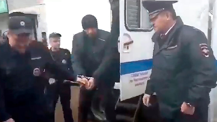 Подозреваемый в&nbsp;совершении поджога в&nbsp;двухэтажном жилом доме №13 на&nbsp;улице Ленинской во время задержания
