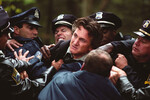 <b>«Таинственная река» (2003)</b>
<br><br>
На «Оскаре-2004» не было практически ни одной номинации без «Таинственной реки» — культовой криминальной драмы о друзьях детства, объединенных одной страшной трагедией. Призы, правда, по итогам достались лишь выдающемуся актерскому тандему Шон Пенн / Тим Роббинс — зато в прокате проект многократно окупился, закрепив за Иствудом статус кинематографиста, способного снимать не только вневременное, но и действительно кассовое кино.