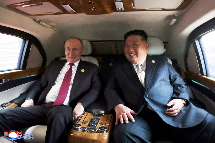 Президент России Владимир Путин и лидер Северной Кореи Ким Чен Ын во время
визита в&nbsp;Пекин для&nbsp;участия в&nbsp;праздновании 80-й годовщины Победы китайского народа в&nbsp;войне сопротивления Японии и окончания Второй мировой войны, 3&nbsp;сентября 2025&nbsp;года