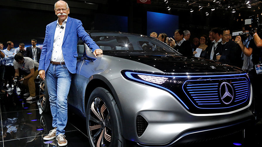 Глава компании Mercedes-Benz Cars Дитер Цетше около концепт-кара Mercedes EQ Electric car