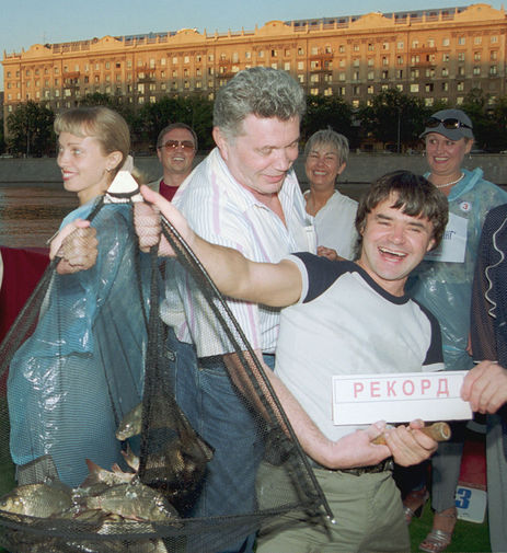 Певец Евгений Осин демонстрирует рекордный улов во время вечеринки в&nbsp;плавучем ресторане в&nbsp;Москве, 2001 год