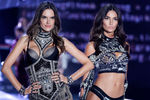 Модели Алессандра Амбросио и Лили Олдридж во время показа Victoria's Secret на&nbsp;Mercedes-Benz Arena в&nbsp;Шанхае, 2017 год