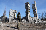 Военнослужащий у разрушенного многоэтажного дома в Авдеевке, февраль 2024 года