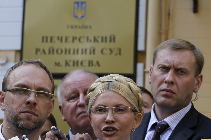 Юлия Тимошенко общается с журналистами перед слушанием ее дела в Печерском райсуде Киева.