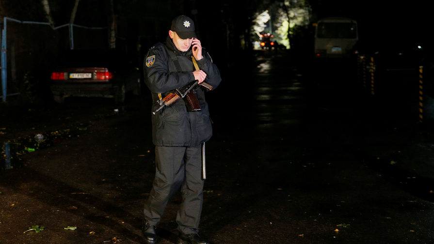 Сотрудник полиции на месте нападения на Амину Окуеву и Адама Осмаева в Киевской области, 30 октября 2017 года