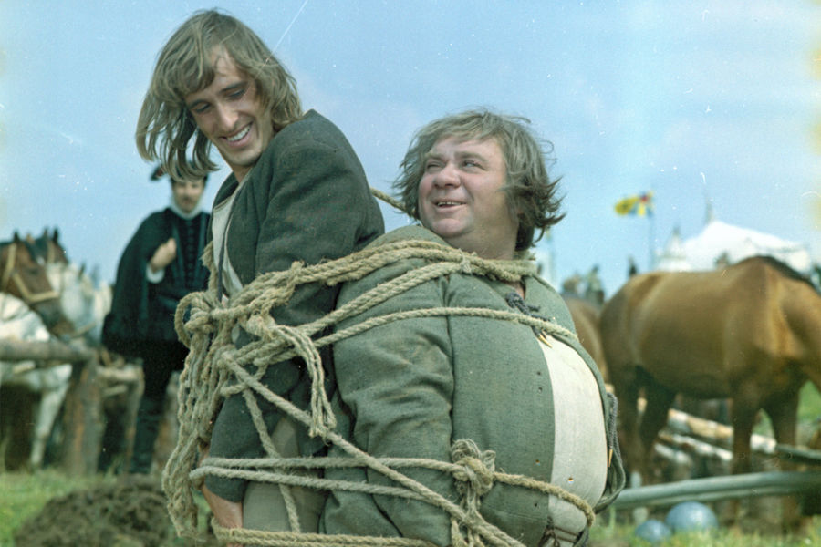 <b>&laquo;Легенда о&nbsp;Тиле&raquo; (1976, реж. А. Алов, В. Наумов)</b>
<br><br>
Первая известность пришла к&nbsp;актеру после фильма «Полосатый рейс», на&nbsp;съемках которого Леонову даже пришлось рисковать собой: чтобы показать разъяренных тигров, пытающихся попасть в&nbsp;клетку к&nbsp;мнимому укротителю, актера заперли в&nbsp;вольере с&nbsp;живым поросенком, что не на&nbsp;шутку разозлило диких животных.
<br><br>
Через&nbsp;какое-то время последовала серьезная, по-настоящему драматическая роль &mdash; в&nbsp;картине Михаила Швейцера «Донская повесть». И уже потом сотрудничество с&nbsp;Георгием Данелией, Эльдаром Рязановым, Марком Захаровым. Всенародная любовь за&nbsp;съемки в&nbsp;«Джентльменах удачи» и озвучивание Винни-Пуха.
<br><br>
«Вообще не могу сказать, что мне, молодому актеру, дали роль, я сыграл &ndash; все ахнули, я проснулся на&nbsp;другой день знаменитым актером. У&nbsp;меня в&nbsp;моей жизни так не было; все труд, труд, все с&nbsp;этим словом у&nbsp;меня было связано». (Евгений Леонов, «Письма сыну»)
