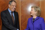 Министр иностранных дел России Сергей Лавров и государственный секретарь США Хилари Клинтон во время встречи в Лондоне, 2010 год