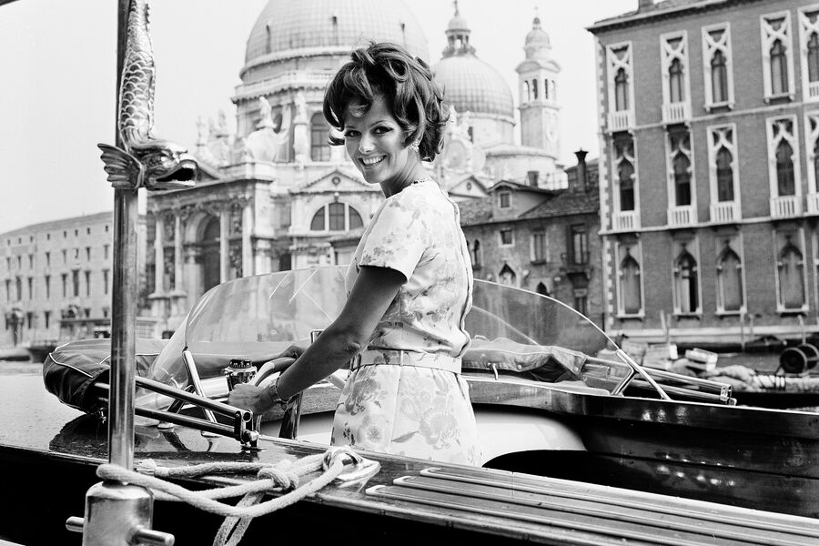 &laquo;Королева&raquo; Венецианского кинофестиваля актриса Клаудия Кардинале стоит за&nbsp;штурвалом моторной лодки на&nbsp;Гранд-канале в&nbsp;Венеции, 30&nbsp;октября 1967&nbsp;года
