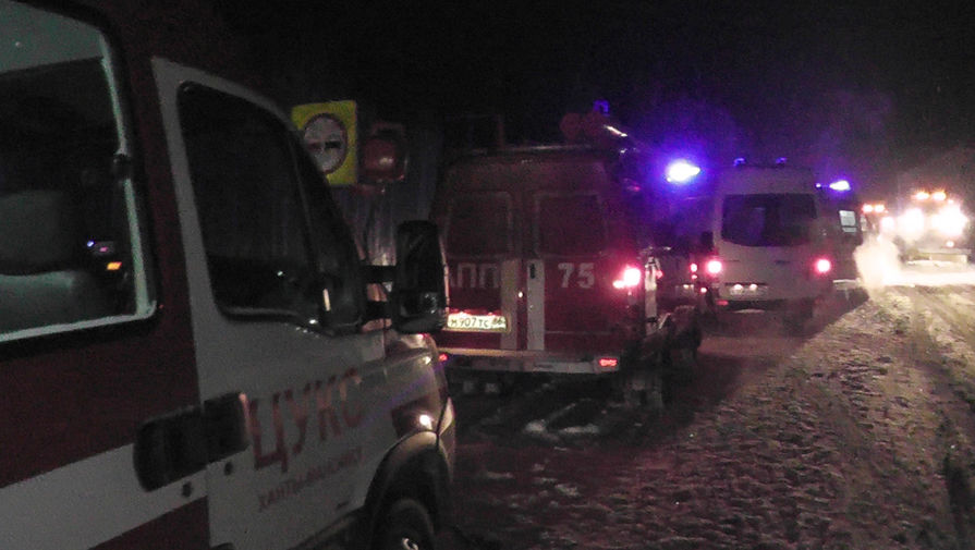 Сотрудники специальных служб на месте аварии на 926-м километре автодороги Тюмень – Ханты-Мансийск, где столкнулись автобус, ехавший из Ханты-Мансийска, два легковых автомобиля и грузовик