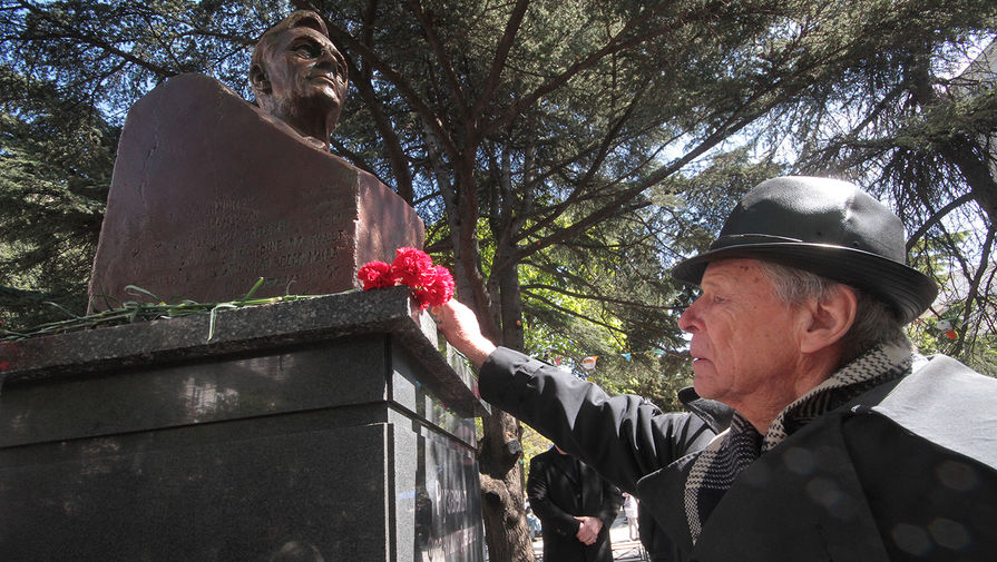 На&nbsp;открытии памятника 32-му президенту США Франклину Делано Рузвельту, принявшему участие в&nbsp;Ялтинской конференции 1945&nbsp;года, на&nbsp;улице Франклина Рузвельта