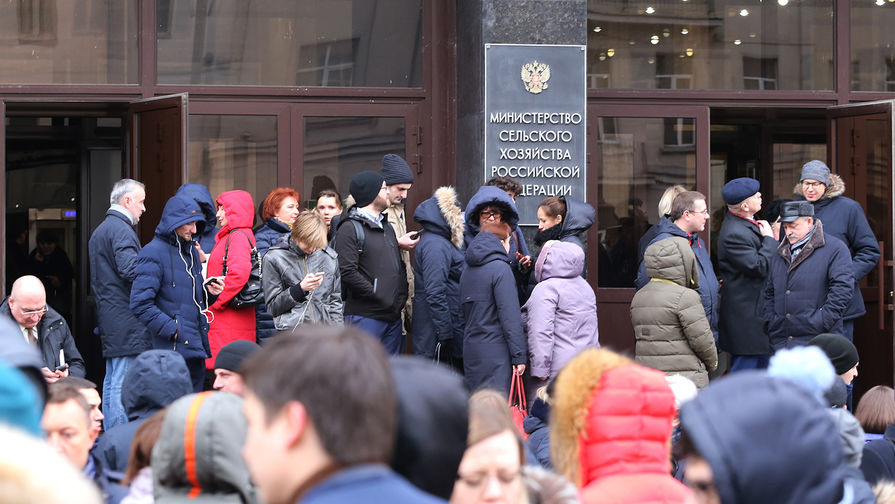 У здания министерства сельского хозяйства России в Москве во время эвакуации, 5 февраля 2019 года