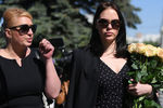 Дочь журналиста Сергея Доренко Ксения (справа) идет на церемонию прощания с С. Доренко, 17 мая 2019 года