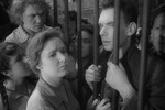 <b>Светлана Харитонова и Алексей Баталов в фильме «Летят журавли» (1957)</b><br>
Одна из самых трагичных сцен картины – несостоявшееся прощание Бориса и Вероники. Знаменитую решетку нашла художник картины Лидия Наумова. Это место так понравилось режиссеру Михаилу Калатозову, что он решил снимать сцену проводов именно здесь. И как оказалось – не зря. В 1941 году отсюда уходил на фронт истребительный батальон. Это здание школы 644 в Армянском переулке в Москве. Сегодня на здании висит мемориальная доска в память о тех событиях начала войны.
