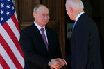 Президент России Владимир Путин и президент США Джо Байден во время встречи в рамках российско-американского саммита на вилле Ла-Гранж в Женеве, 16 июня 2021 года