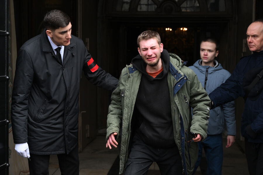 Церемония прощания с&nbsp;рэпером Пашей Техником возле храма Петра и Павла в&nbsp;Лефортово в&nbsp;Москве, 11&nbsp;апреля 2025&nbsp;года