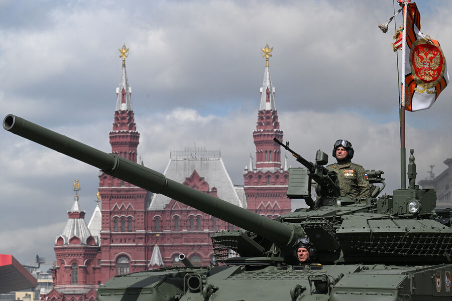 Танк Т-80БВМ на&nbsp;Красной площади в&nbsp;Москве на&nbsp;военном параде, посвященном 80-летию Победы в&nbsp;Великой Отечественной войне, 09&nbsp;мая 2025&nbsp;года